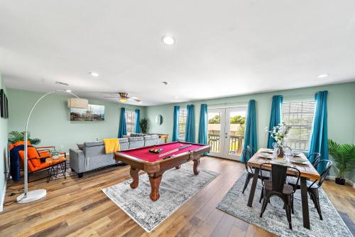 Elevated Stay Near Pier, Beach BBQ WiFi Games - La Marque, TX