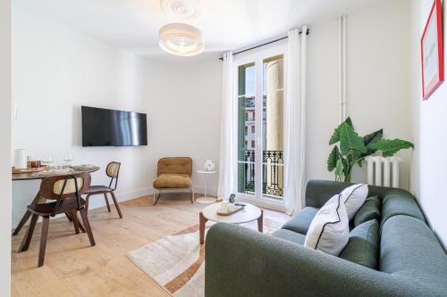 One-Bedroom Apartment in Carré D'Or, 200m beach