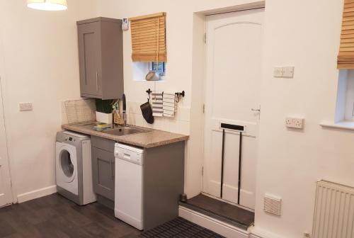 Character Cottage with Private Parking in Central Leeds, Near LGI, Leeds (Foto 10)
