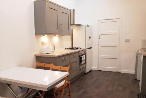Character Cottage with Private Parking in Central Leeds, Near LGI, Leeds (Foto 9)