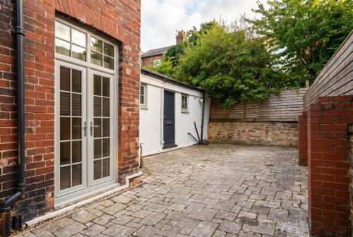 Character Cottage with Private Parking in Central Leeds, Near LGI - Tap to explore photos