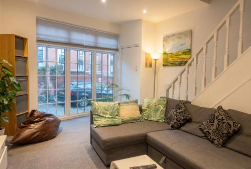 Character Cottage with Private Parking in Central Leeds, Near LGI, Leeds (Foto 6)