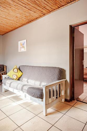 Self-catering Garden Cottage - Tap to explore photos