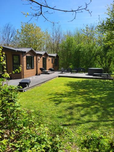 Cherry Tree Lodge with Hot Tub near Alton Towers in Croxden