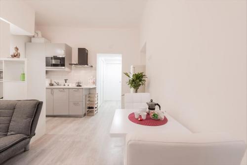 Porta Garibaldi White Flat 