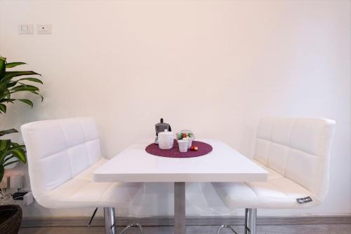 Porta Garibaldi White Flat - image 2