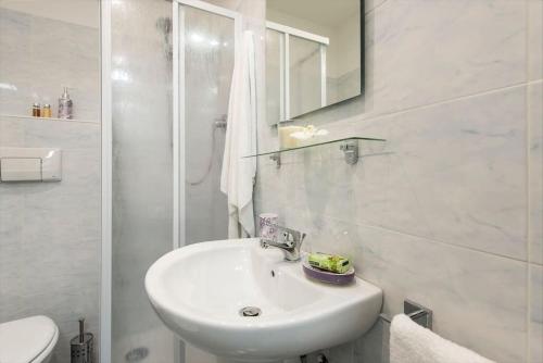 Porta Garibaldi White Flat - image 3