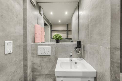 Prime Latin Quarter 1BR - Cozy Paris Stay NetFlix - image 11