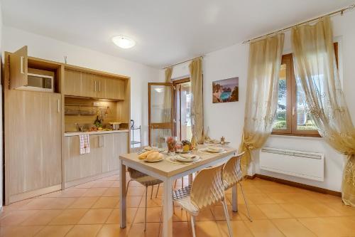 virtuve, Residence La Perla with Shared Pool in Monte Isola