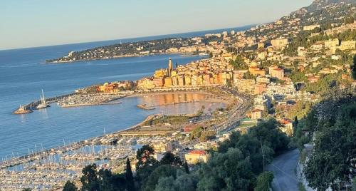 LA VILLA avec vue panoramique sur la Mer - Parking privé - Jacuzzi gîte à louer Mortola Superiore