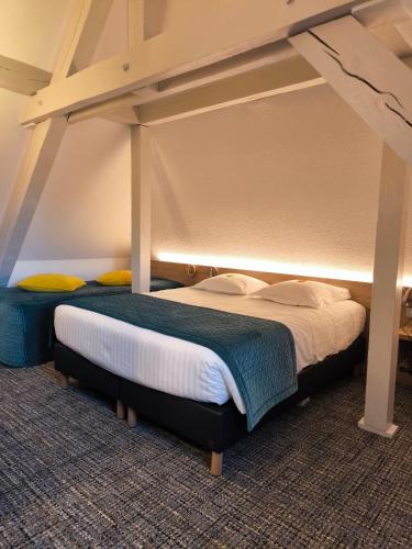 1 double bed, 2 twin beds