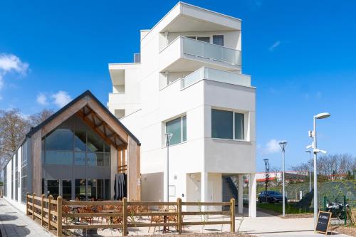 Зовнішній вигляд готелю, Hotel Libera Spa et Restaurant Caen Colombelles in Cabourg