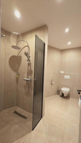 Elegance Lux Living 212 - image 5