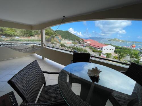 Balkons/terase, Red Hook Retreat with Stunning Ocean Views in Red Hook