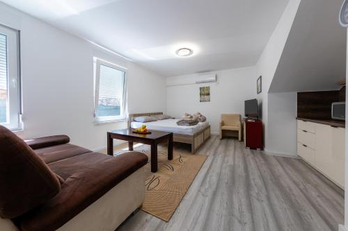 Steps to the Old Bridge - with FREE PARKING