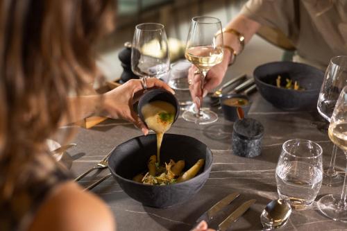 Étterem, Hôtel-Restaurant-Spa-Séminaires de la Vue-des-Alpes (Hotel-Restaurant-Spa-Seminaires de la Vue-des-Alpes) in Fontaines
