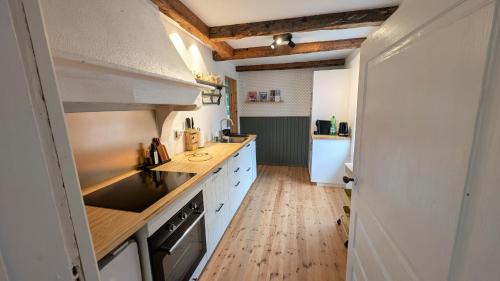 virtuve, Idyllic and family friendly cottage in Smaland SE06095 in Kvanarp