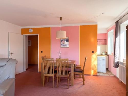 2 bedrooms, 3 beds