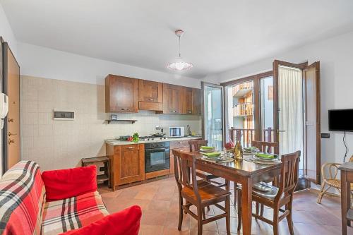 The Sunflower - Apt with Balcony and Private Parking - Happy Rentals