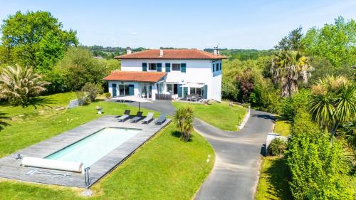 Villa Joana - piscine grand jardin 4 chambres gîte à louer Arbonne