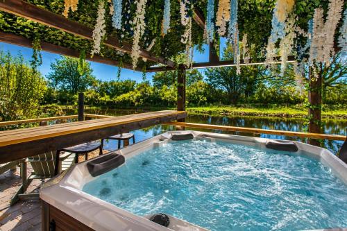 熱水浴缸, Oakwood Lodges with Hot tubs York in 北達菲爾德
