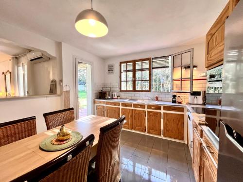 Villa 110m2, 7 pers, Jacuzzi , 3 chambres, terrain clos et arbore 2500m2 in Capendu