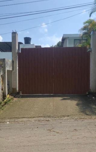 Casa de dos pisos con piscina Villeta
