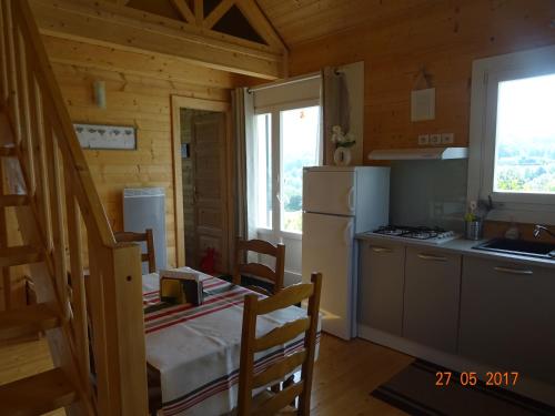 Petit chalet vue sur le montagne in 伊素