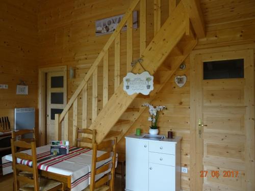 Petit chalet vue sur le montagne in 伊素
