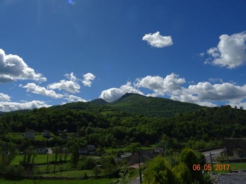 Petit chalet vue sur le montagne in 伊素