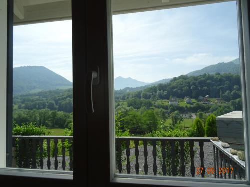 Petit chalet vue sur le montagne in 伊素