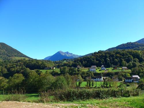 Petit chalet vue sur le montagne in 伊素