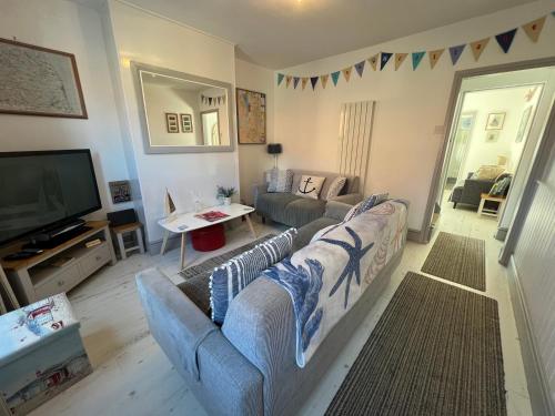 'Pavilion Cottage' next to Gorleston beach with sea views - pet friendly!
