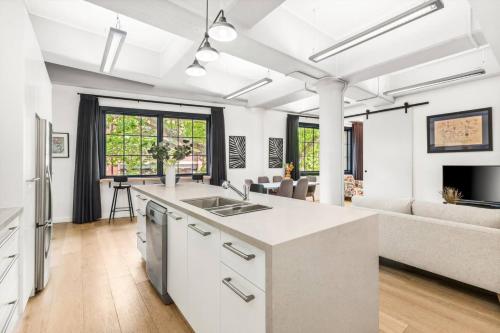 Renovated Warehouse Conversion In Heart Of Sydney - image 13