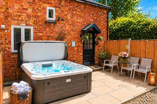 Juliet Cottage HOT TUB Sleeps 3 Singles or Double - image 37