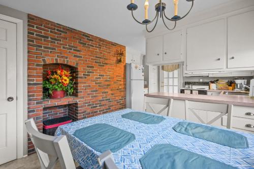 Relaxing Cape Escape Near Beaches and Local Eats - image 2