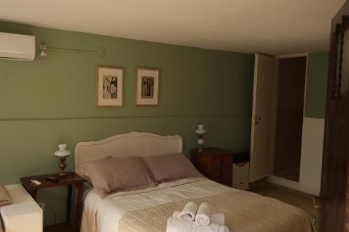 1 queen bed, 2 twin beds