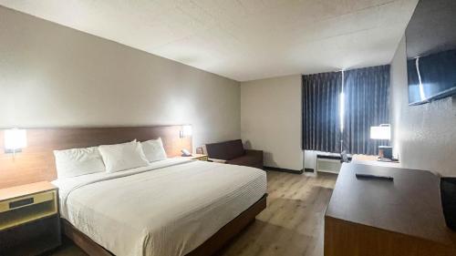 Studio 6 Suites Fremont OH - image 6