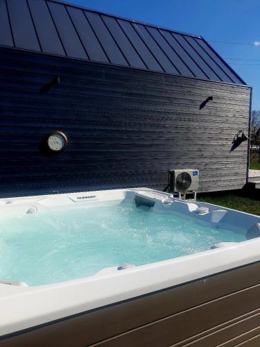 Villa Melli with hot tub and sauna in Lapmezciems