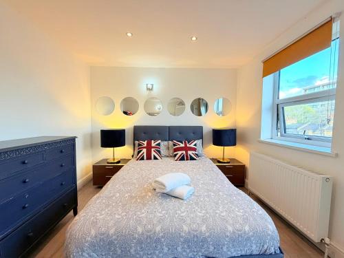 1 queen bed, 1 bunk bed, 1 sofa bed