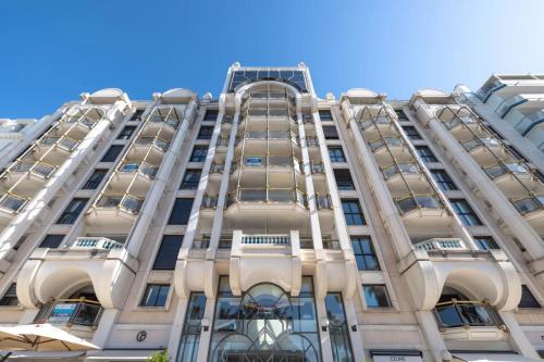 Ref 2058 Cannes Croisette Luxury 2-Bedroom Apartment Indoor Pool for rent - image 4