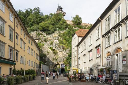Quiet Courtyard Altstadt Suite - 2BR Lift & Free Parking by HERO HOMES Graz - image 4