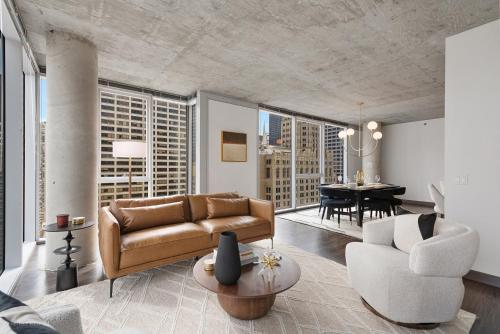 Linea Luxury Living with Indoor Pool and Rooftop Views in The Loop near 311 South Wacker Drive Chicago