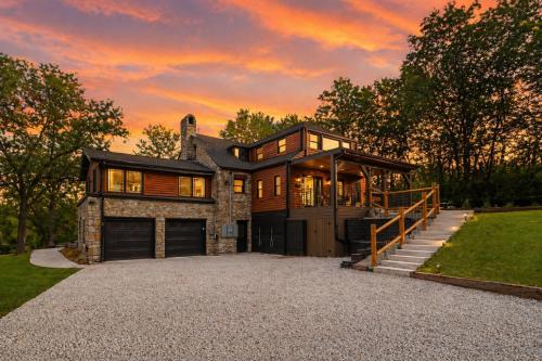 Hotelli välisilme, World Cup HQ! Sleeps 21-Sauna-Pickleball-6min to FIFA Shuttle in Grandview (MO)