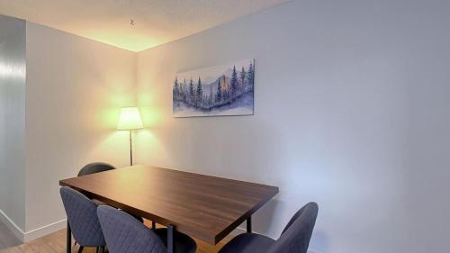 Cozy 2 Bedroom Suite Near Ctrain Mall and Downtown - image 3