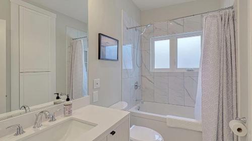 Modern 3BR Suite Steps to C-Train Near Zoo & DT - image 5