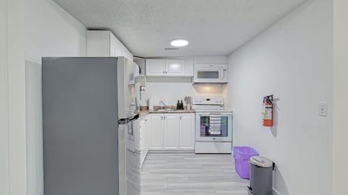 Cozy 2BR Suite Near Zoo & downtown Walk to C-Train - image 2