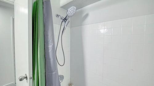 Cozy 2BR Suite Near Zoo & downtown Walk to C-Train - image 4