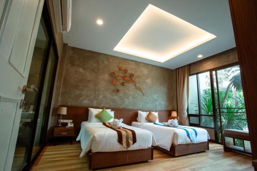 1 king bed, 2 twin beds