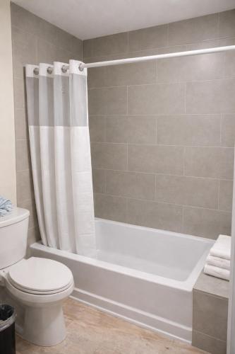 Riverleaf Inn Mission Valley - image 30
